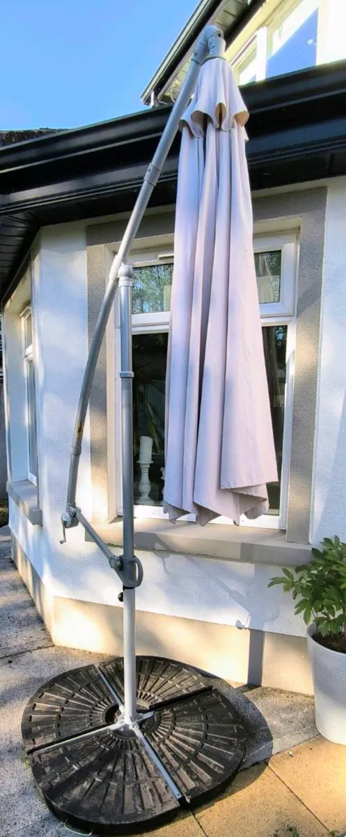 Parasol (Cream) overhanging, stand and weights - Image 4