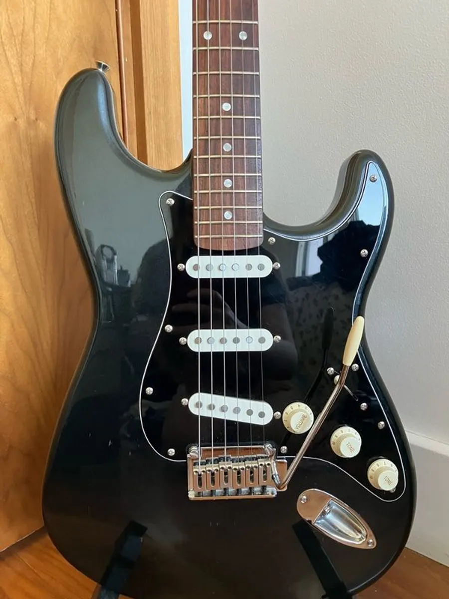 Squier Standard Stratocaster - Image 2