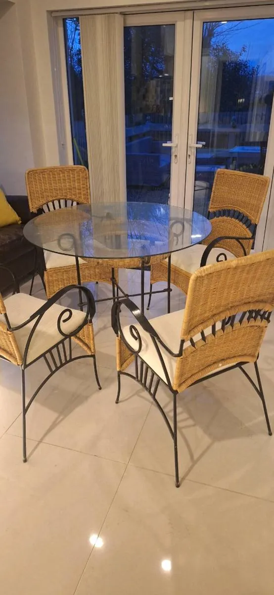 Rattan table and chairs - Image 3