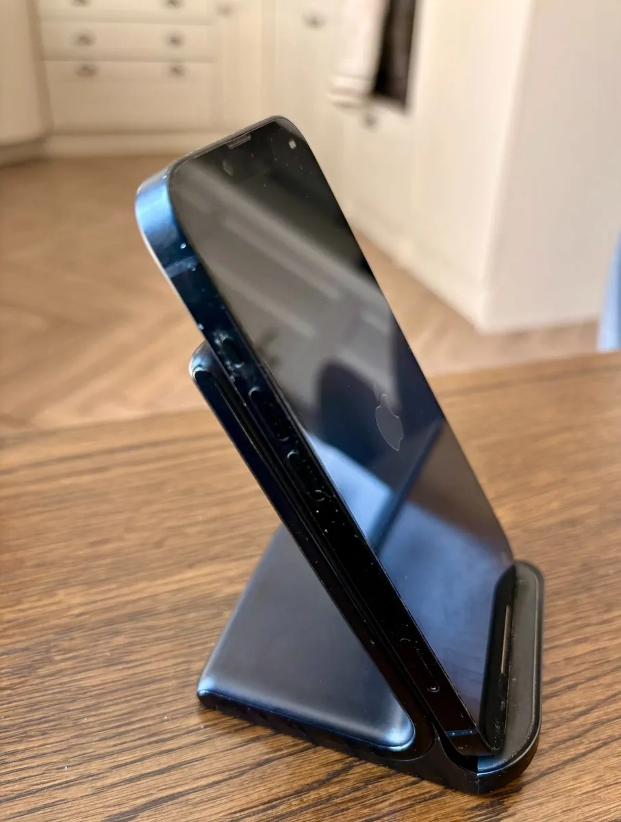 iPhone 14 128GB Black (Unlocked) – Boxed + Stand - Image 3