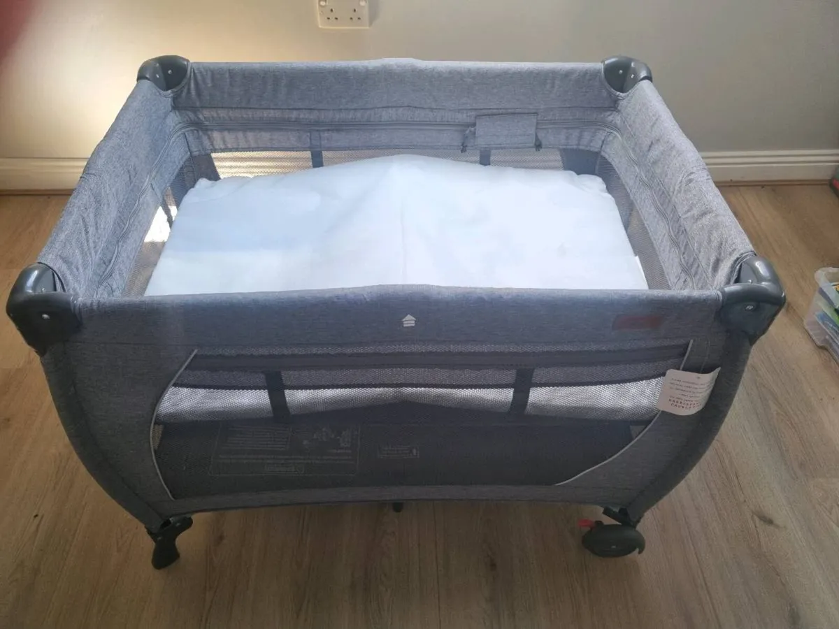 Baby elegance travel cot - Image 1