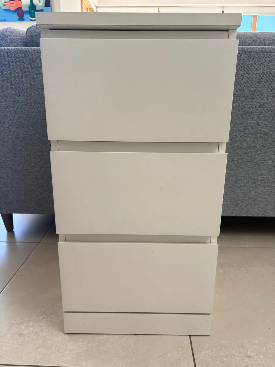 Bedroom locker - Image 1