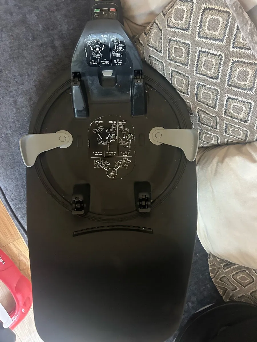 Cyber car seat and isofix base - Image 1
