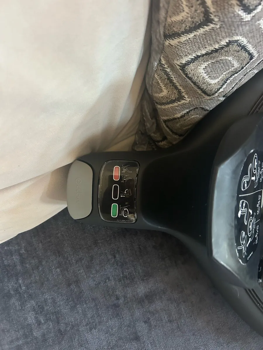Cyber car seat and isofix base - Image 2