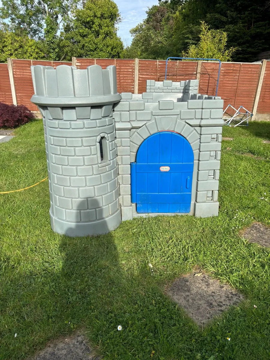 LITTLE TIKES CLASSIC CASTLE PLAYHOUSE - Image 1