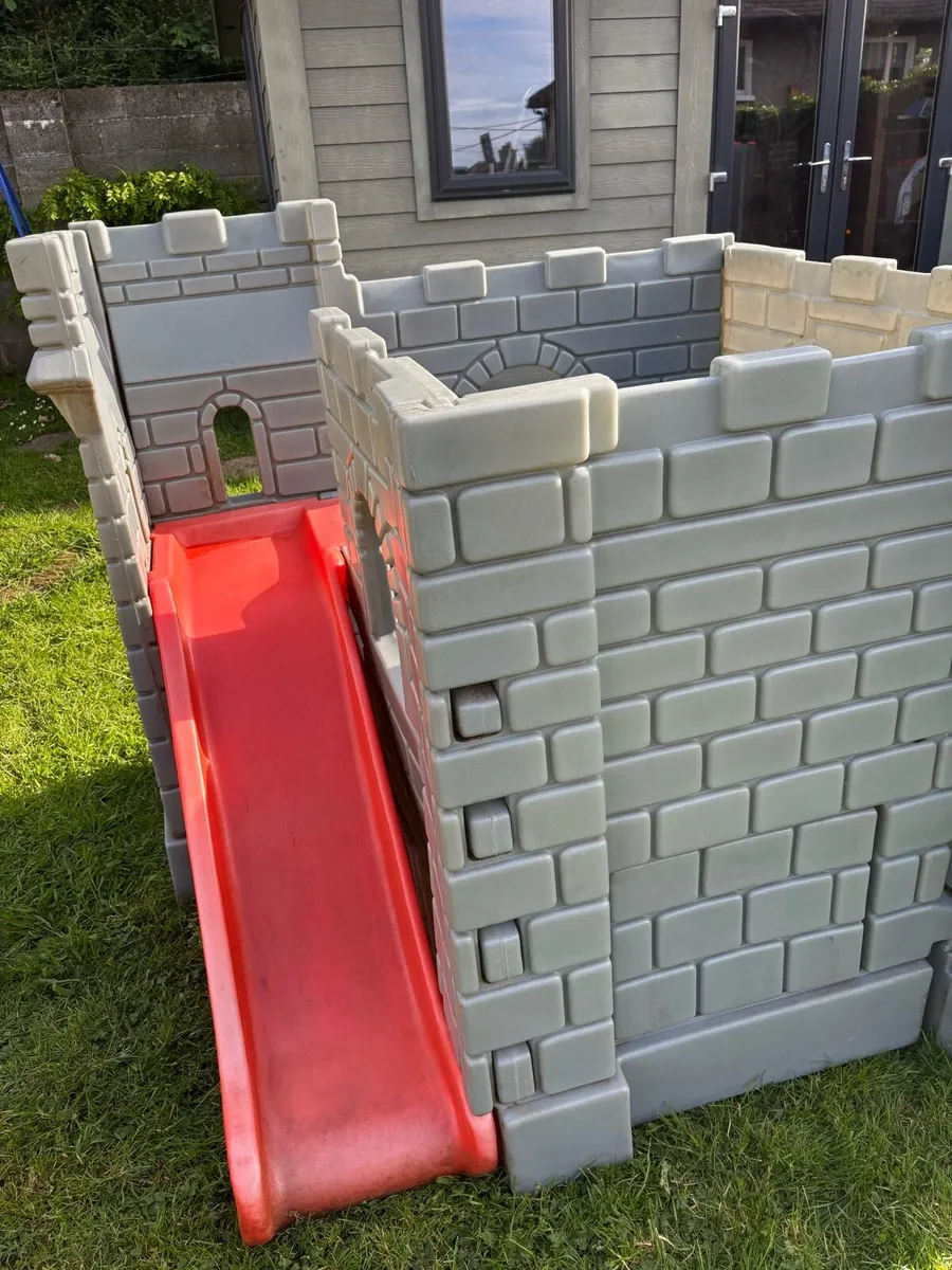 LITTLE TIKES CLASSIC CASTLE PLAYHOUSE - Image 2