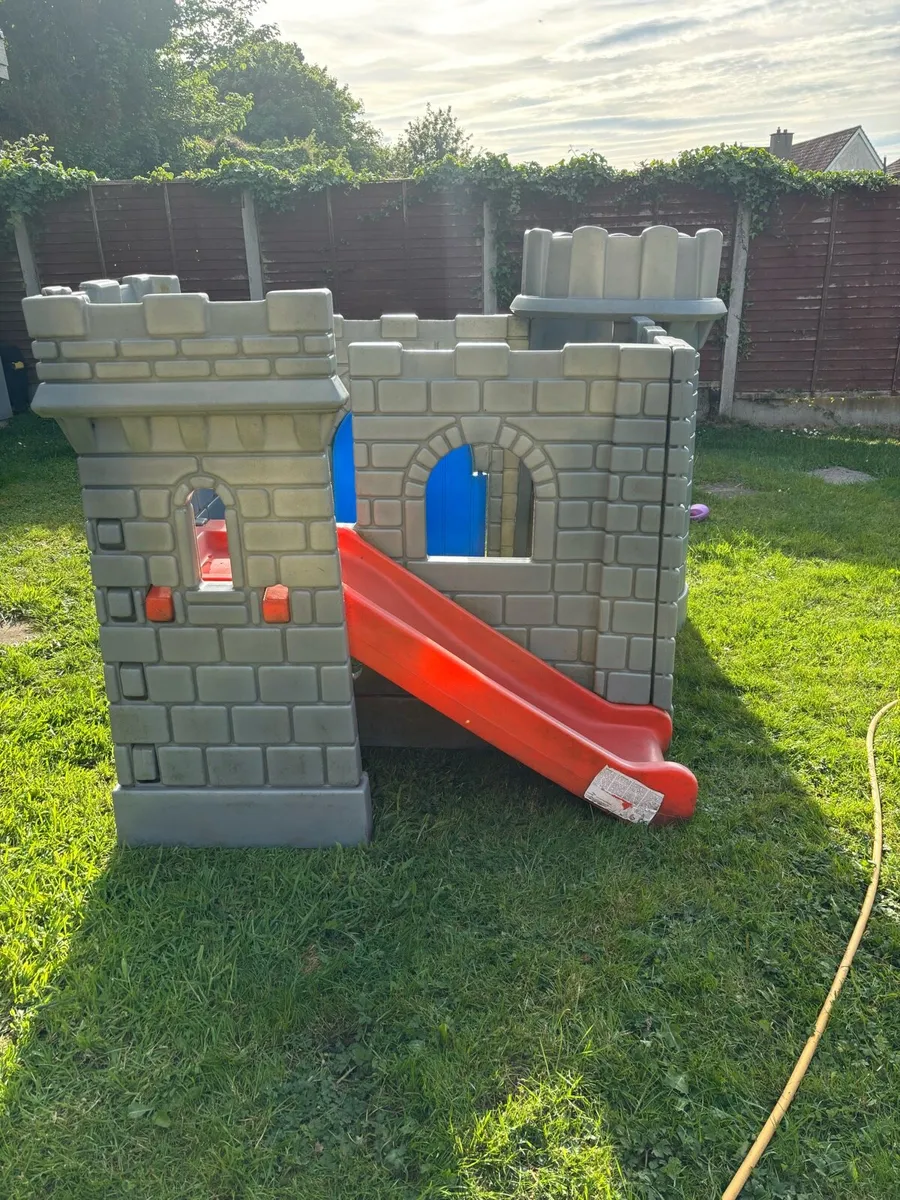 LITTLE TIKES CLASSIC CASTLE PLAYHOUSE - Image 3
