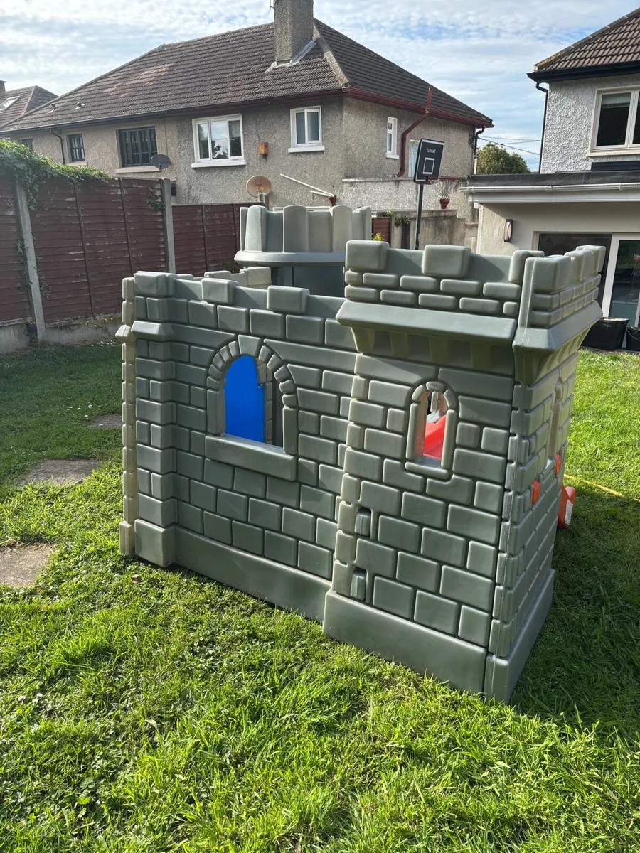 LITTLE TIKES CLASSIC CASTLE PLAYHOUSE - Image 4