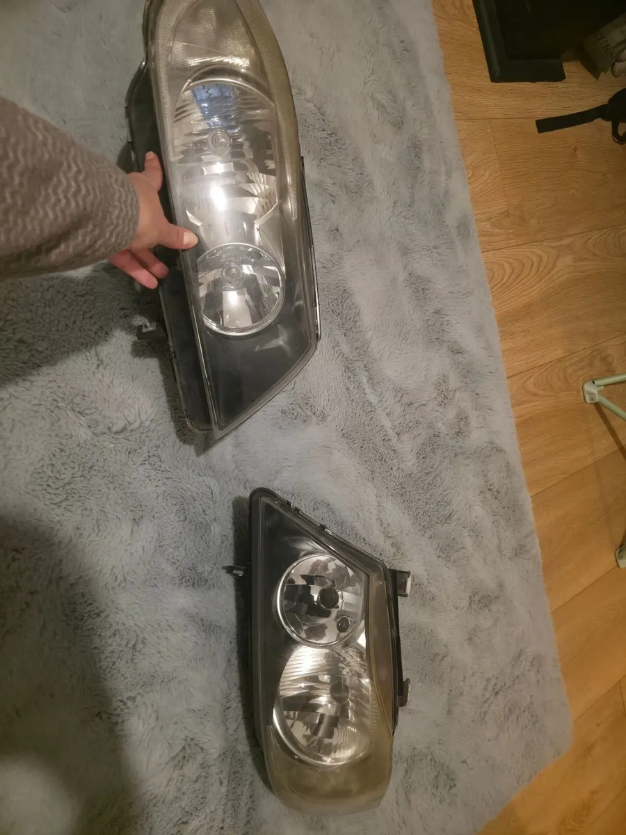Genuine OEM BMW s3e90 headlights - Image 1