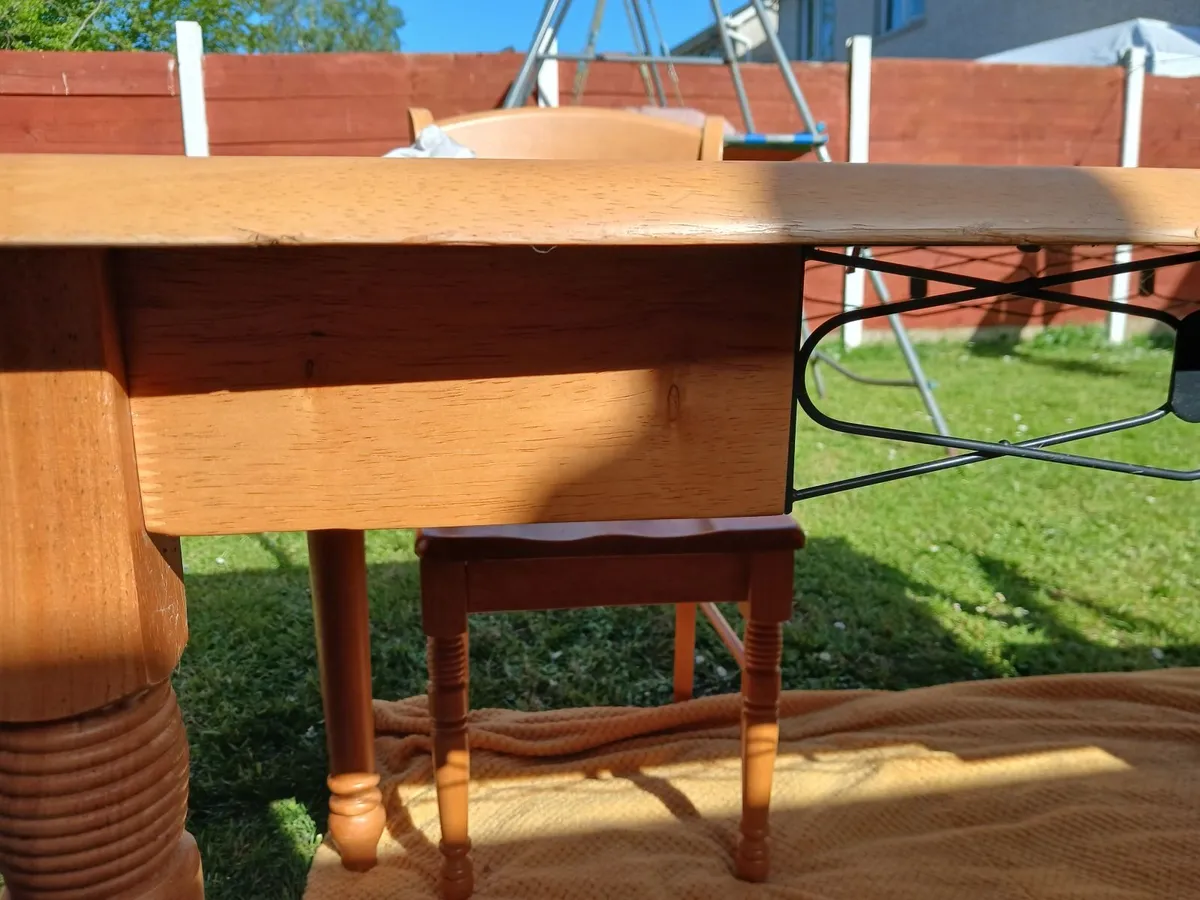 Table and chairs - Image 3