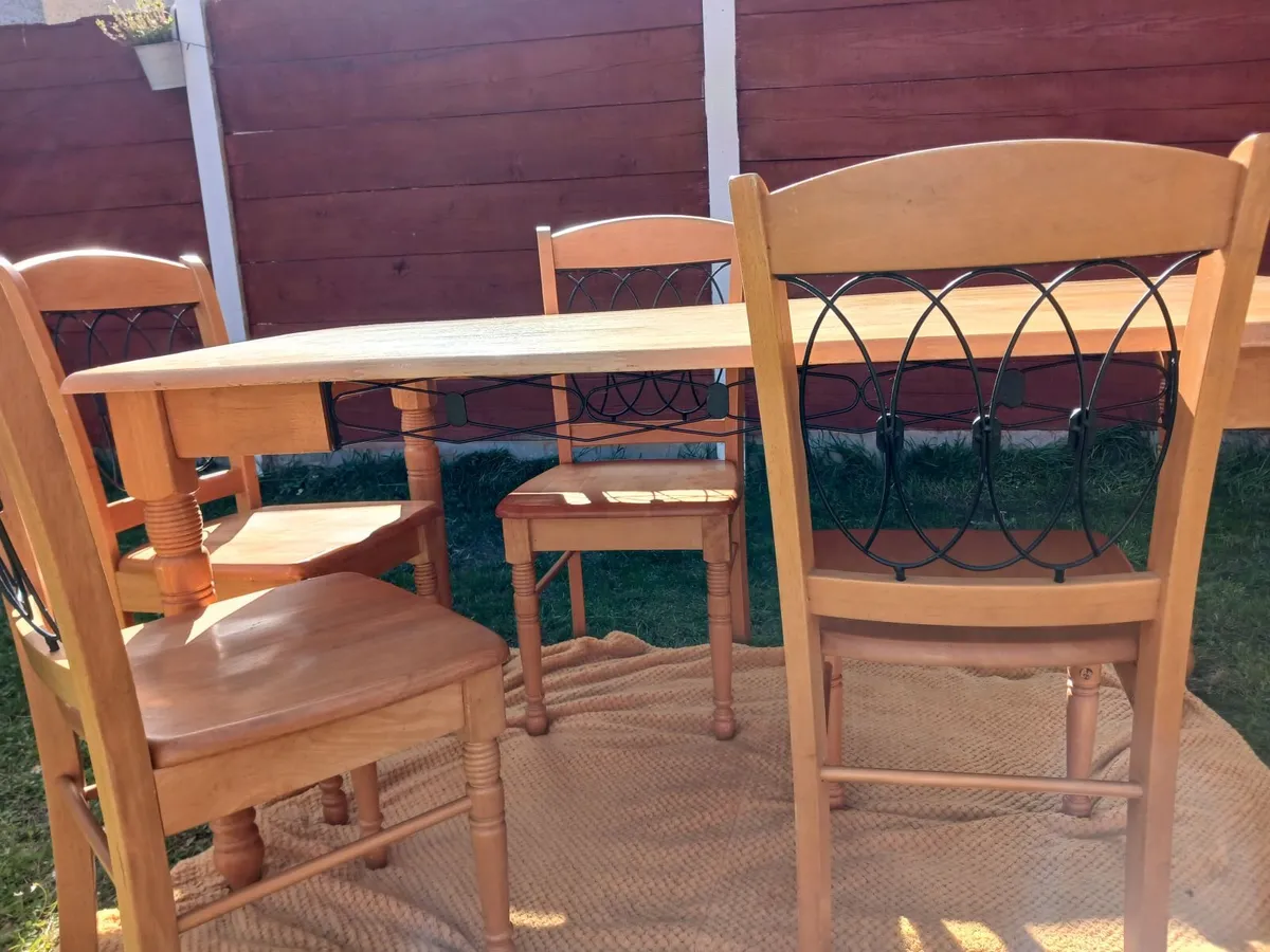 Table and chairs - Image 4