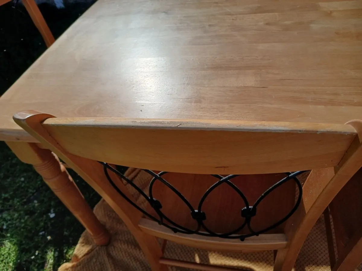 Table and chairs - Image 2