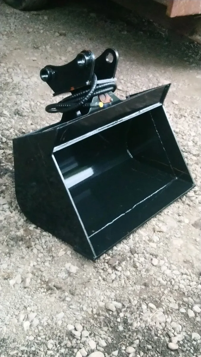 HYDRAULIC TILTING BUCKET 45mm pins 260mm centres - Image 3