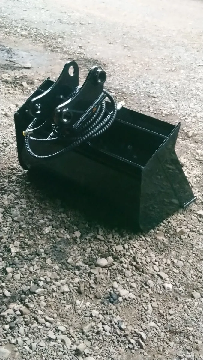 HYDRAULIC TILTING BUCKET 45mm pins 260mm centres - Image 2