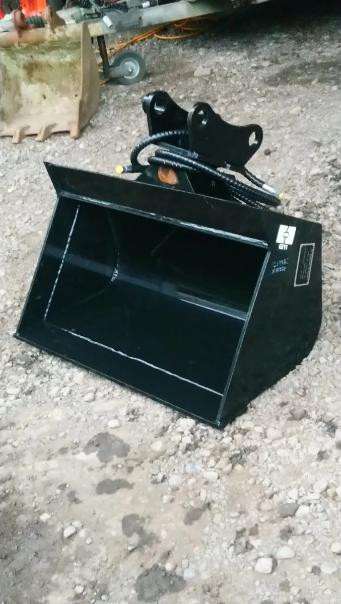 HYDRAULIC TILTING BUCKET 45mm pins 260mm centres - Image 1