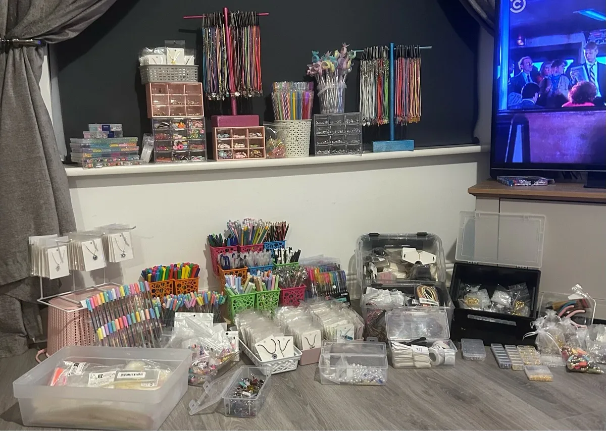 Jewellery & pens - Image 1