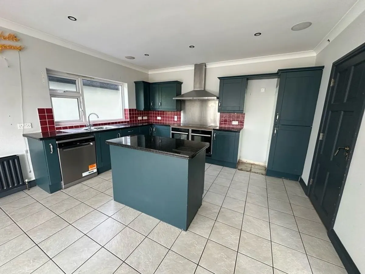 Solid oak shaker kitchen painted in railings - Image 1
