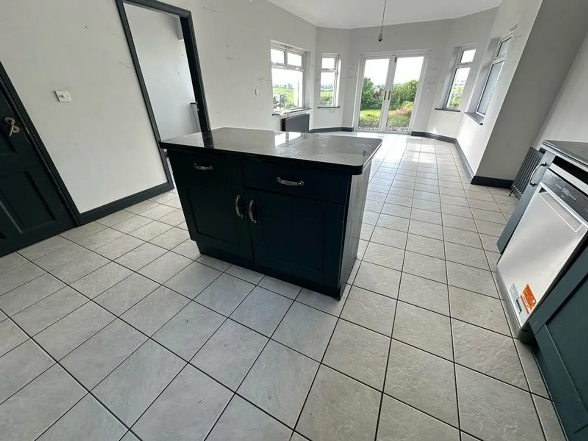 Solid oak shaker kitchen painted in railings - Image 2