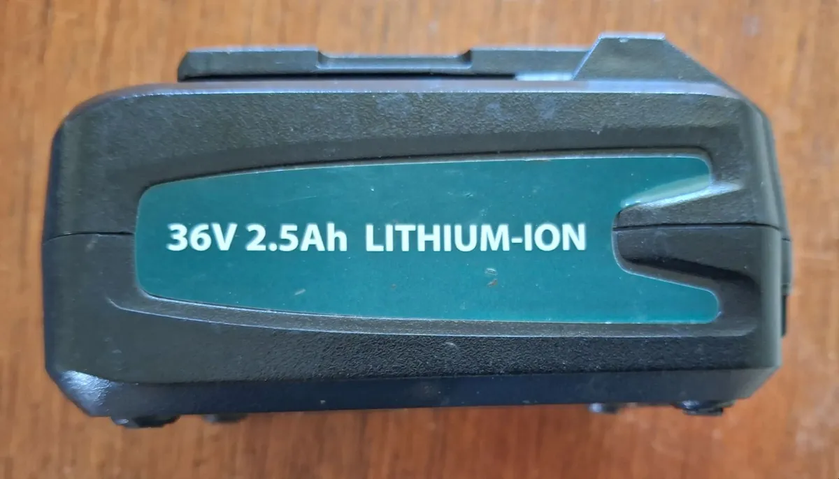 Lawnmower battery - Image 2
