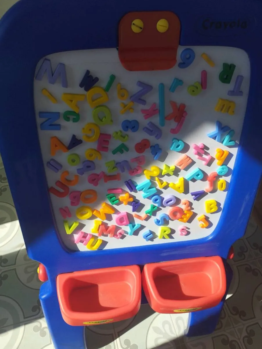 Crayola easel - Image 2