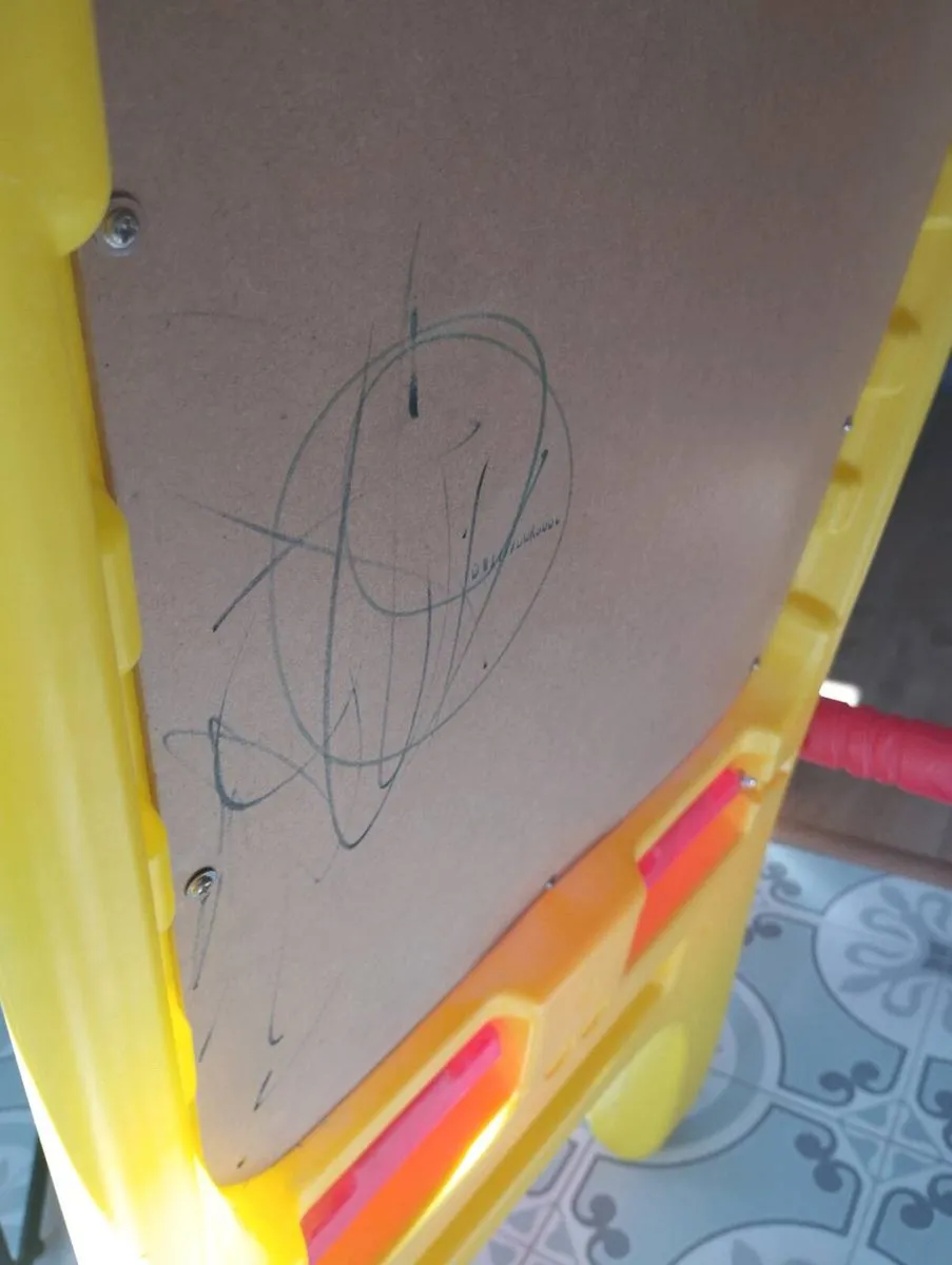 Crayola easel - Image 3