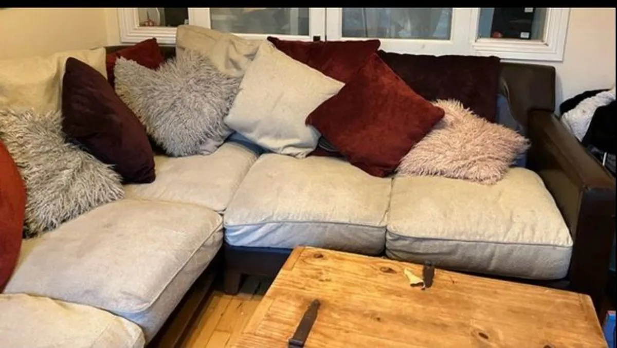L shaped couch - Image 1