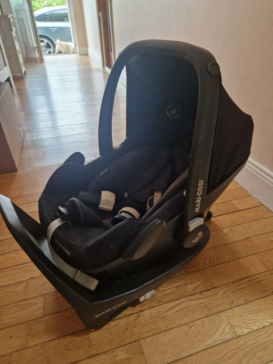 Maxi cosi car seat & isofix base