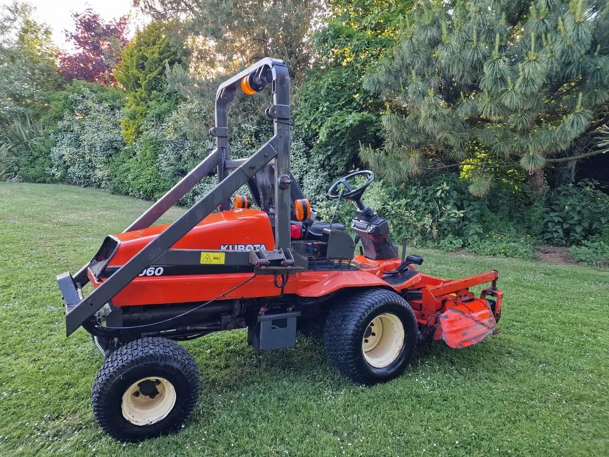 Kubota F3060 ride on mower lawnmower - Image 3