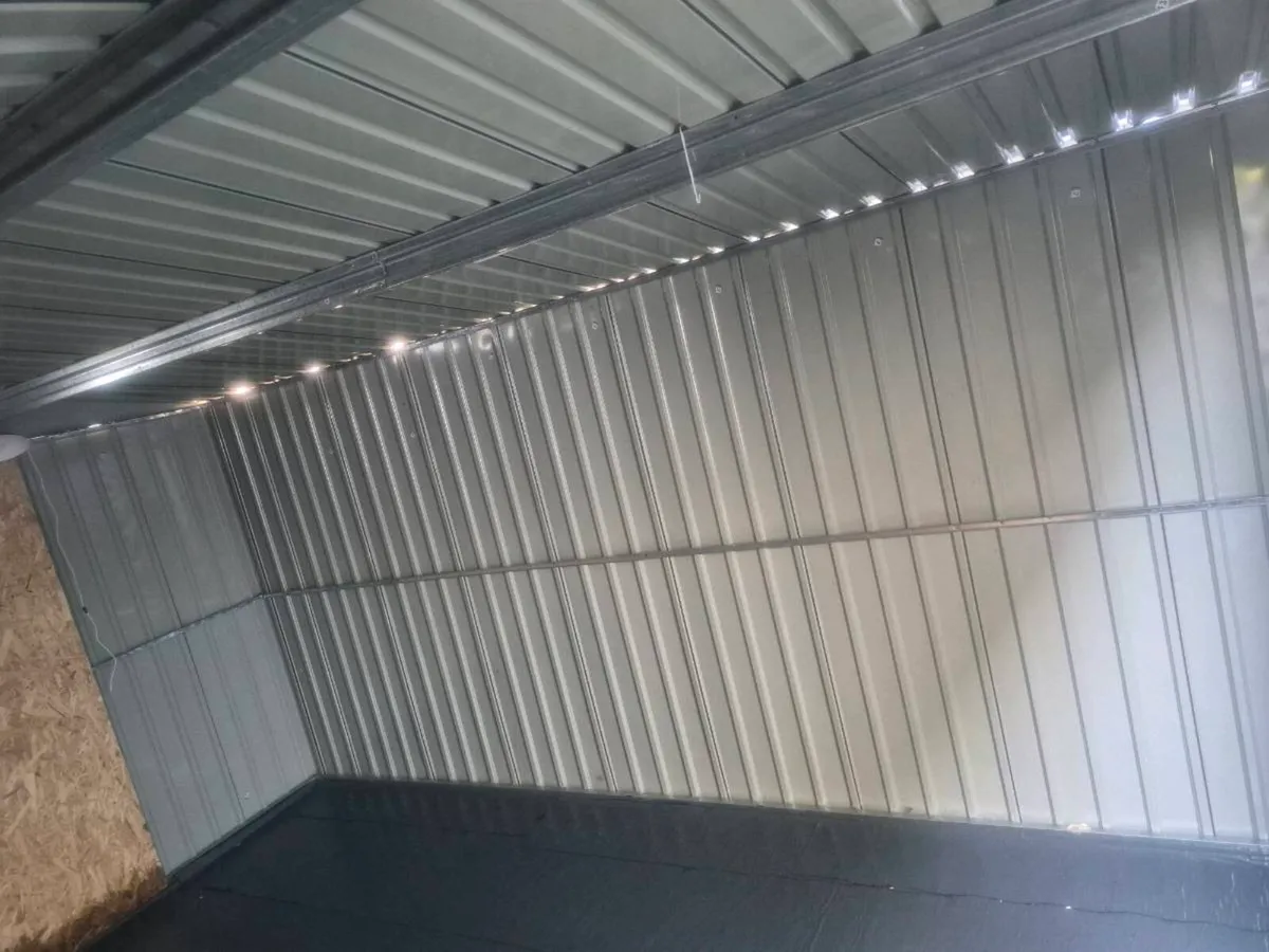 Shed with base - Image 3