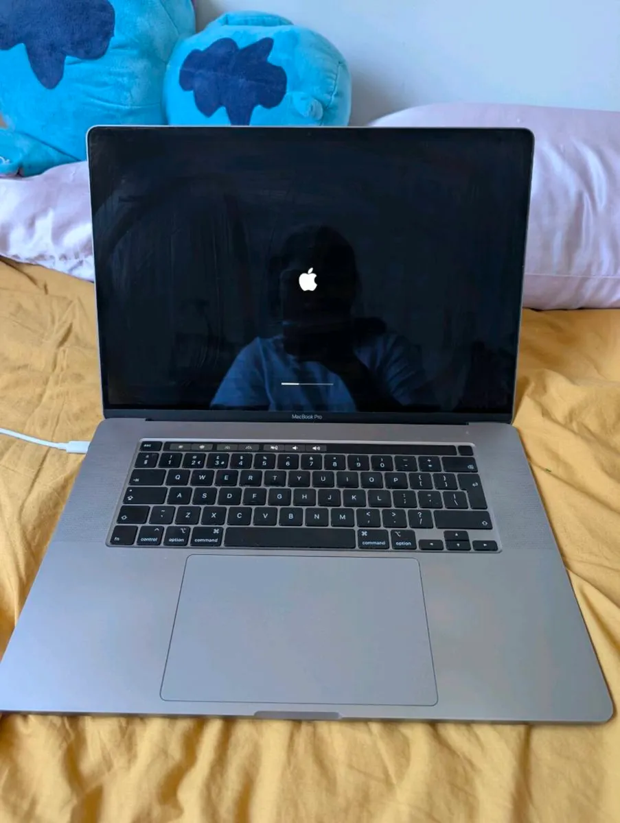 MacBook Pro 16-inch (2019) – i9 / 16GB / 512GB – G - Image 1