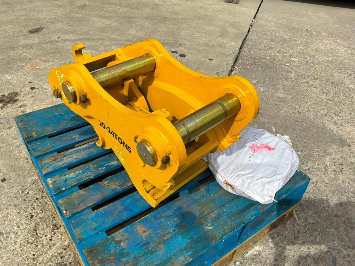UNUSED HYDRAULIC Q/HITCH.....80mm PINS......2238. - Image 3