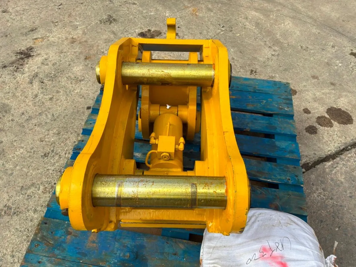 UNUSED HYDRAULIC Q/HITCH.....80mm PINS......2238. - Image 4