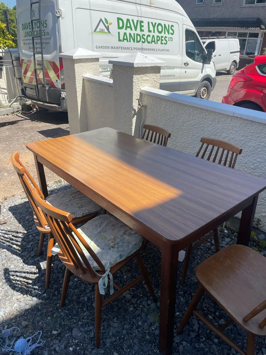 Table and chairs - Image 1