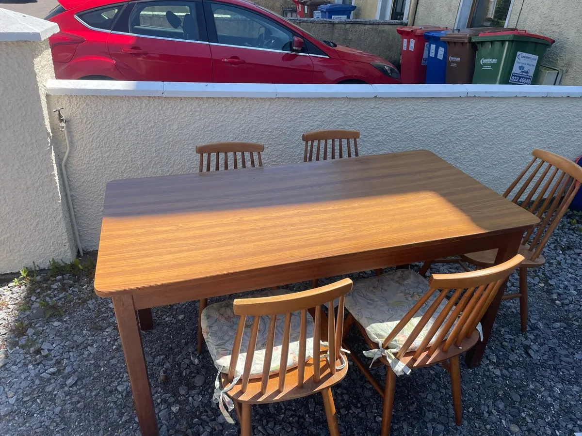 Table and chairs - Image 2
