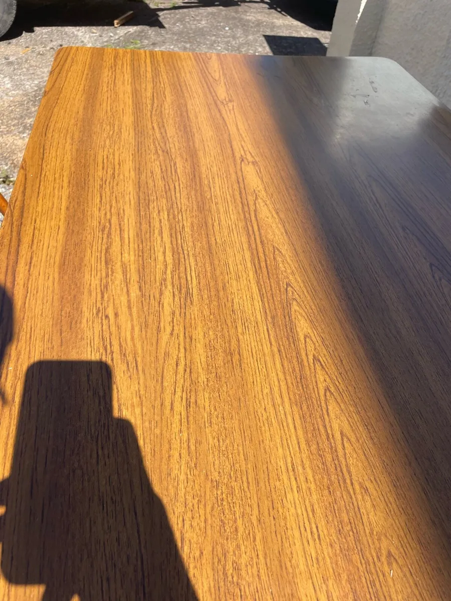 Table and chairs - Image 3