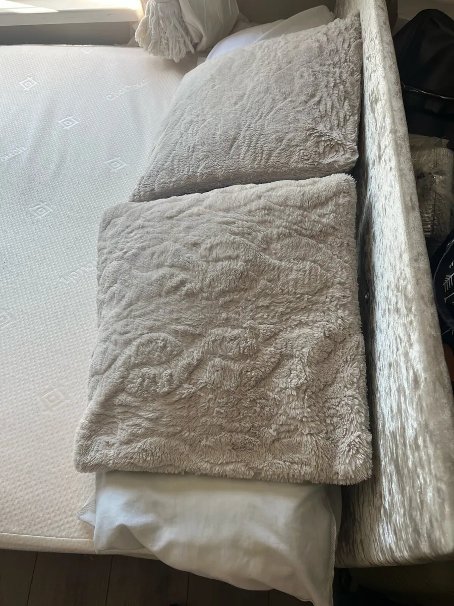 Double bed, mattress, headboard. - Image 4