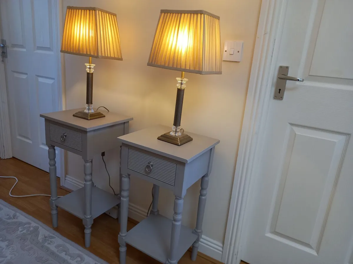 Two bedside lockers plus table lamps - Image 1