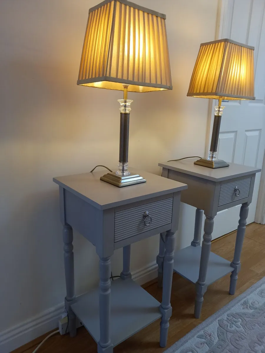 Two bedside lockers plus table lamps - Image 2