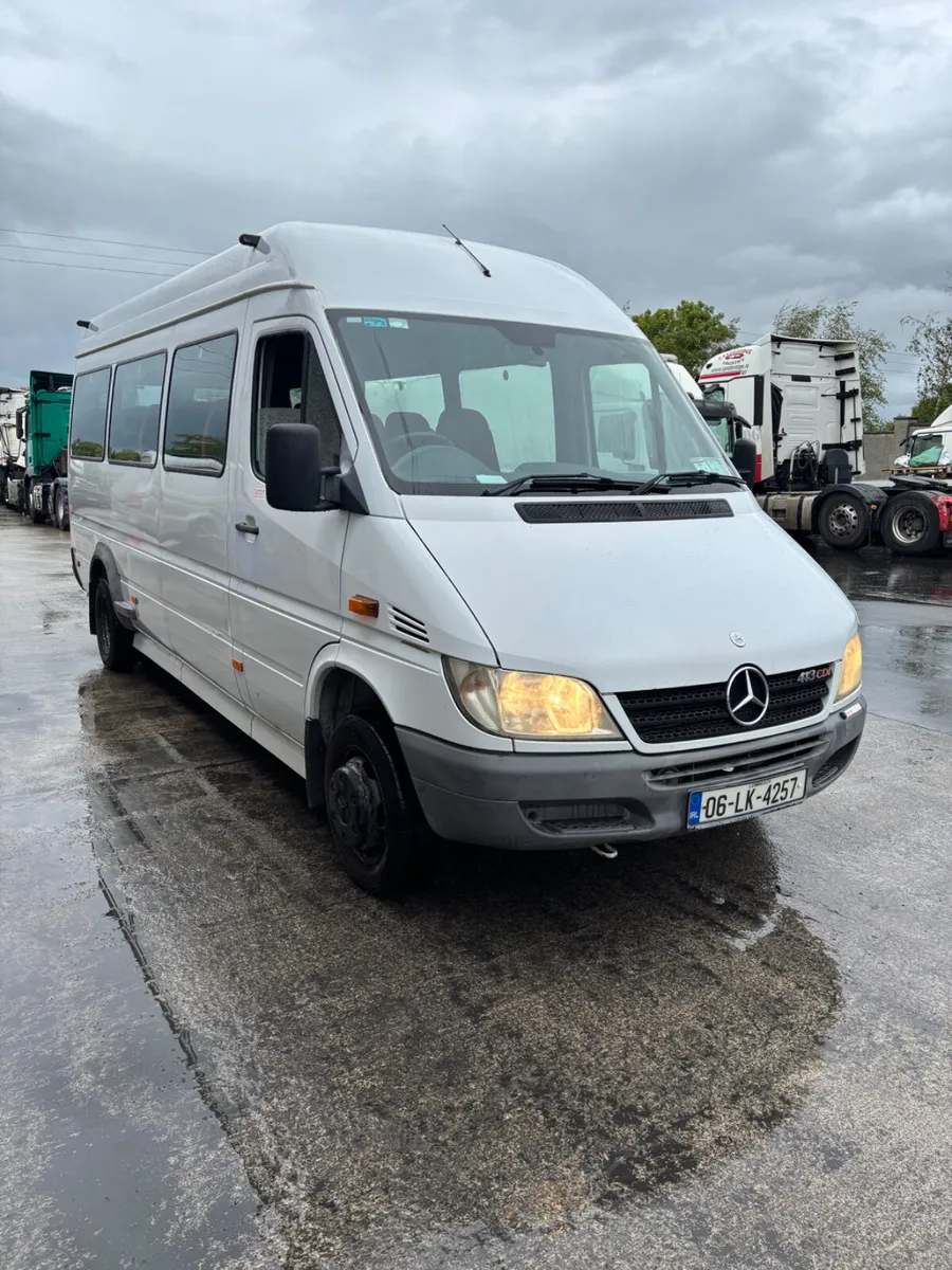 2006 Mercedes Sprinter Bus - Image 2