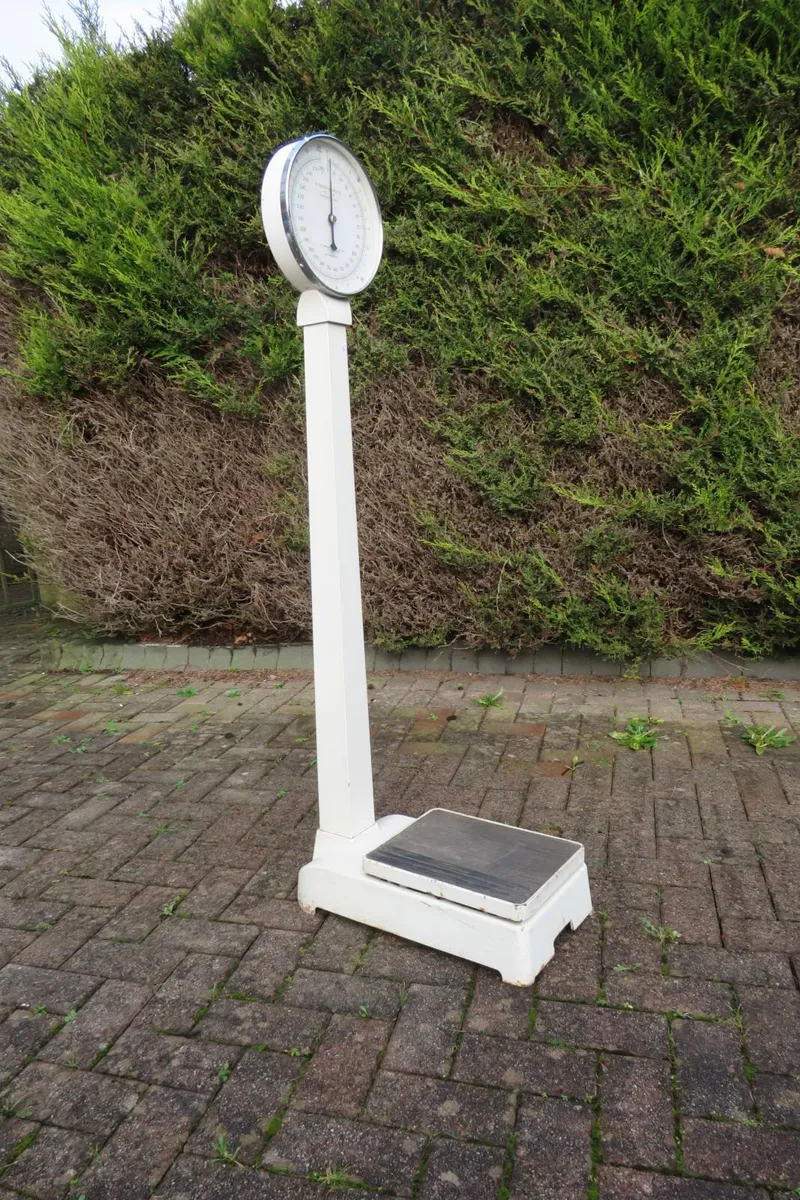 1967 vintage H. Fereday & Sons Ltd. column scale - Image 1