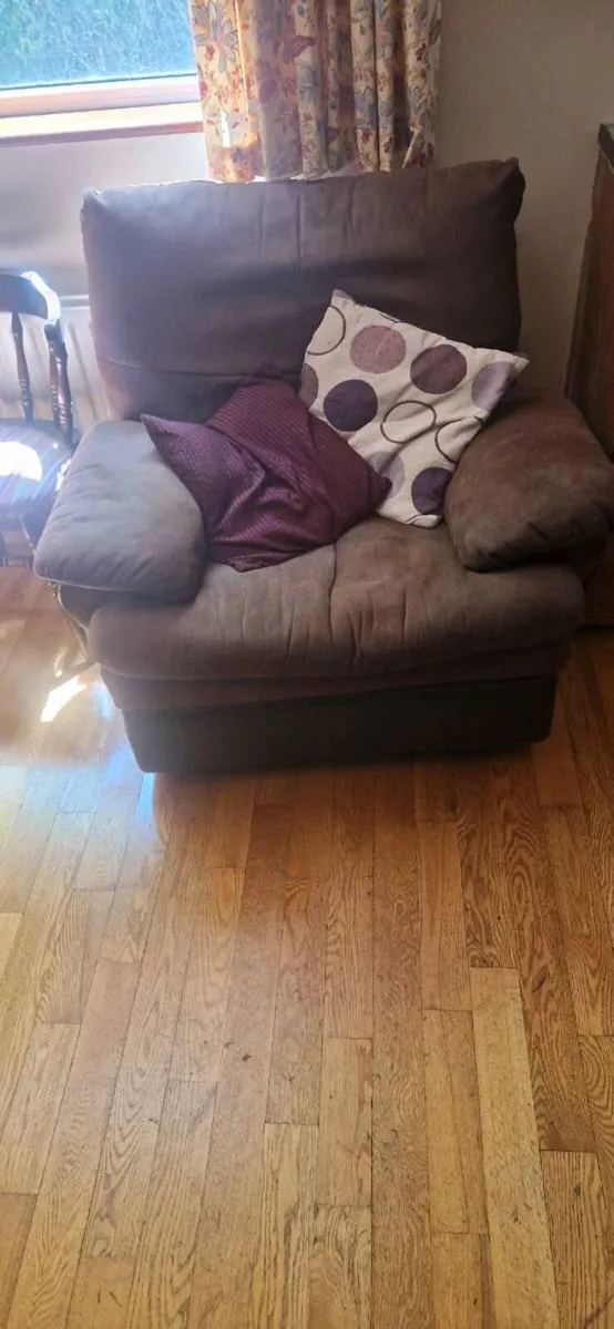 1 seater recliner - Image 1