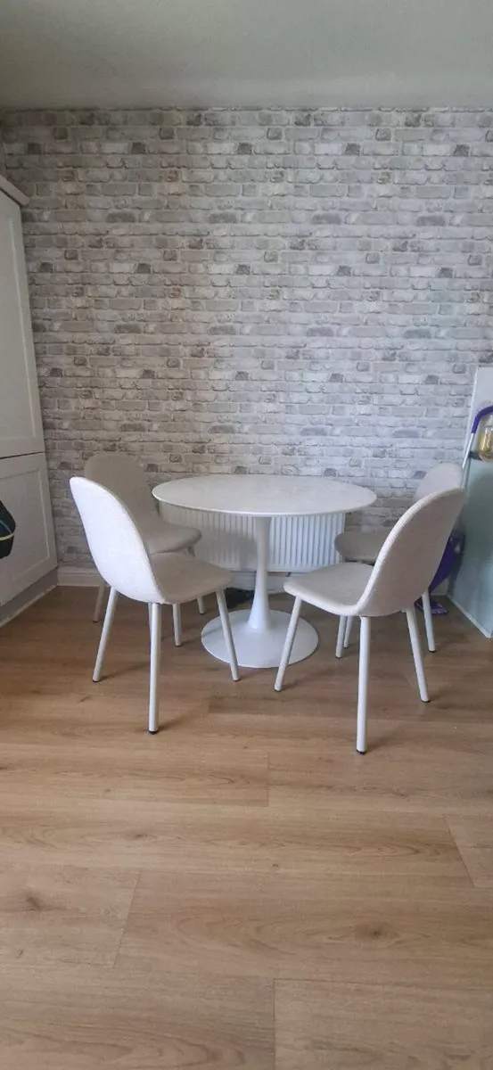 Table and chairs - Image 1