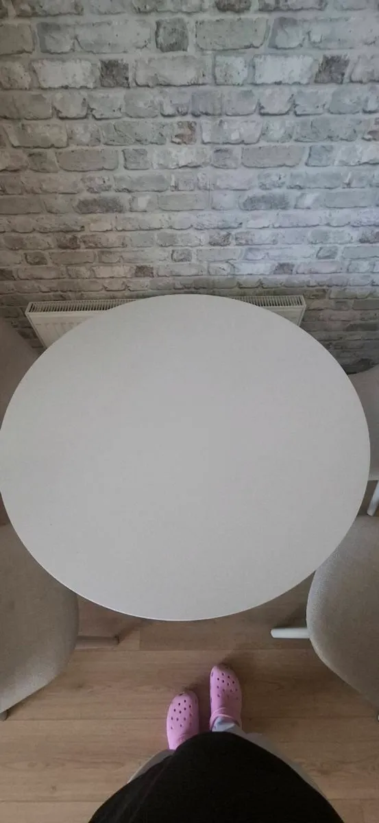 Table and chairs - Image 4