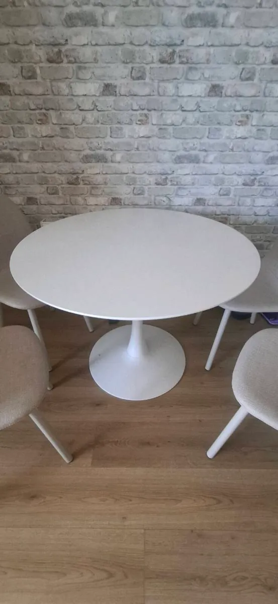 Table and chairs - Image 2