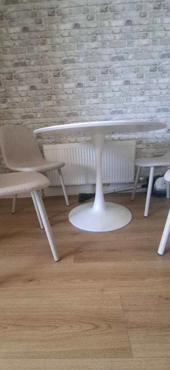 Table and chairs - Image 3