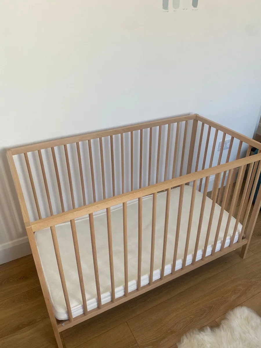 Baby cot and changer - Image 2