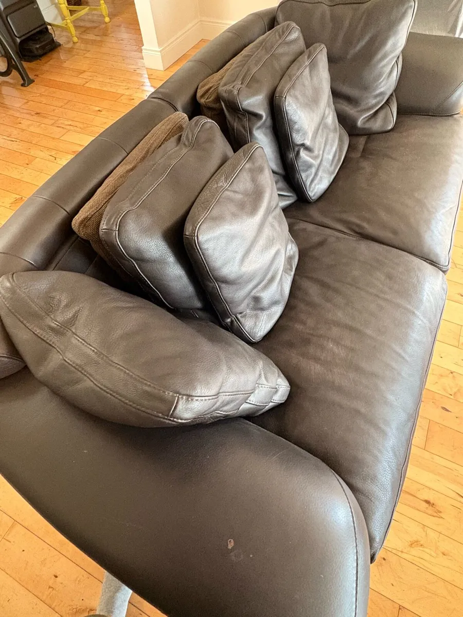Set of 2 Italian designer leather Sofas - Image 4