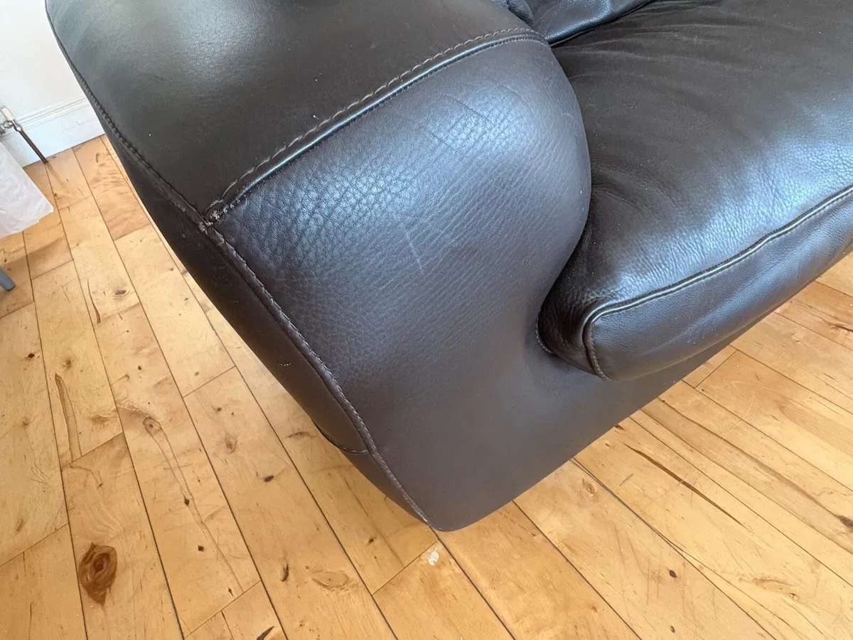 Set of 2 Italian designer leather Sofas - Image 2