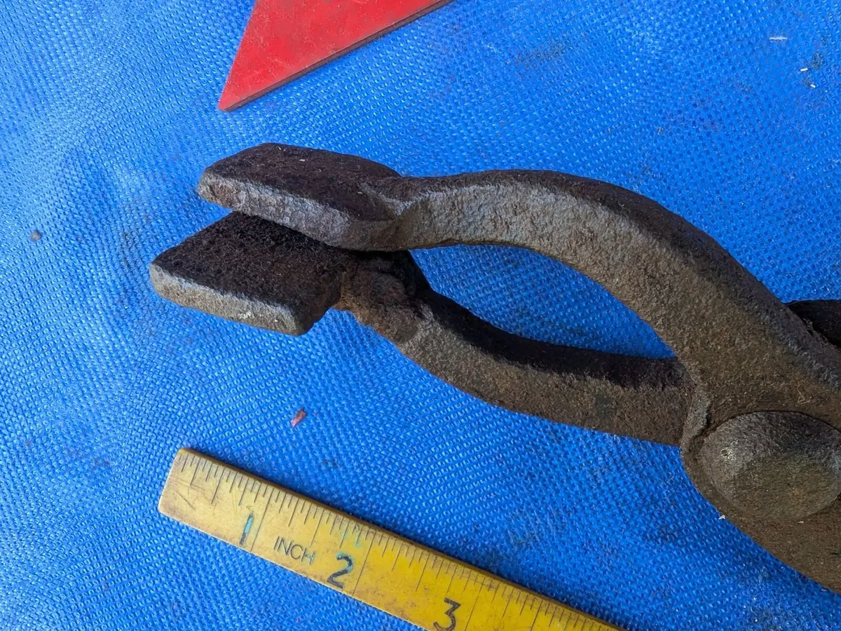 Blacksmiths Broad Flat Tongs - Image 3