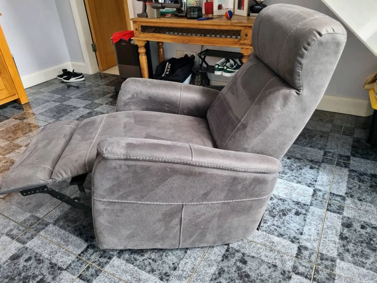 Recliner, swivel and rocking chair - Image 4
